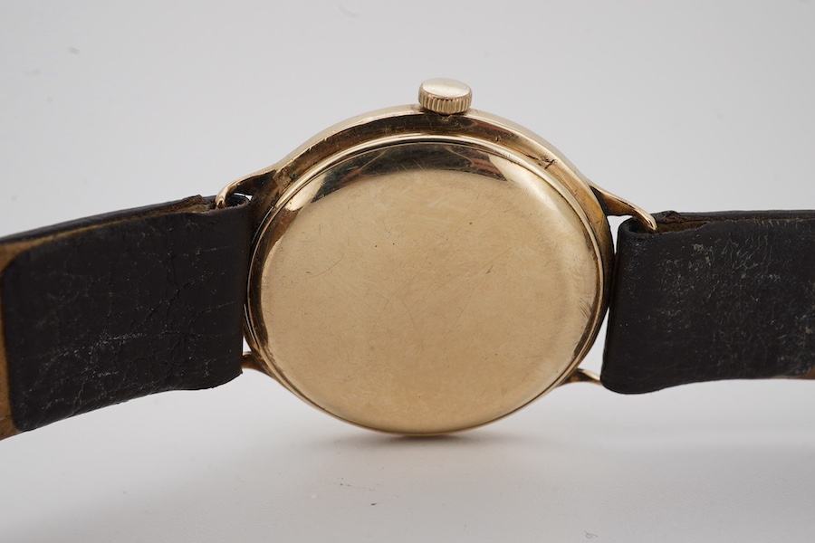 A gentleman's 9ct gold Accurist manual wind wrist watch, with dot and quarterly Arabic numerals, case diameter 33mm, on an associated leather strap. Condition - poor